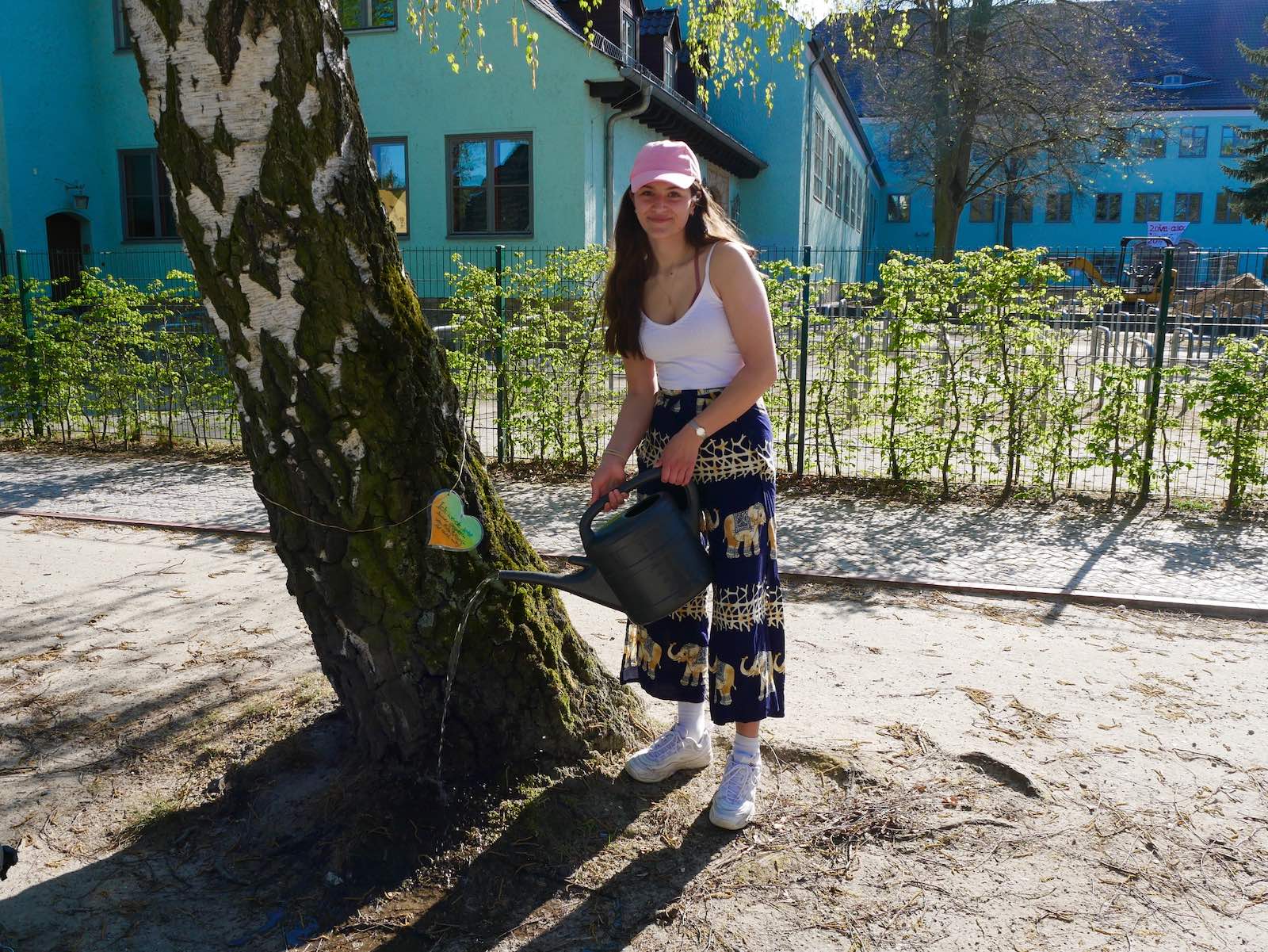 Wir gießen in Kleinmachnow vor einer Schule