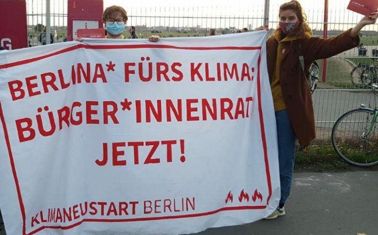 Aktive mit Banner "Bürger:innenrat jetzt!"