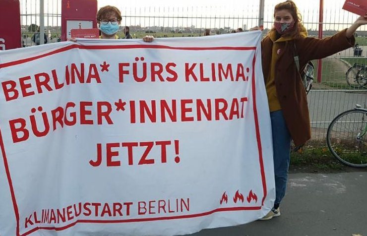 Aktive mit Banner "Bürger:innenrat jetzt!"