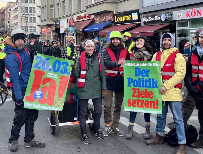 Aktivist:innen mit einem Schild: Der Politik Ziele setzen